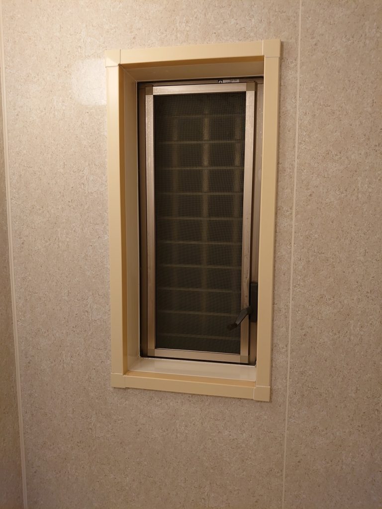 浴室小窓